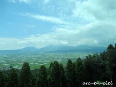 外輪山から見る阿蘇の山々とカルデラ内の水田。
こちらは何度見ても、飽きることのない眺めです。