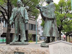 駅前に「秀吉 三成 出逢いの像」があります。
有名な「三献の茶」の逸話をモチーフに建立されたもの。
