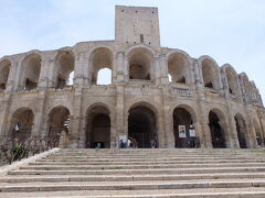 アルル中心地にある、ローマ遺跡の一つである円形闘技場。
ローマ植民地時代、推定紀元1世紀末に建造されました。
ローマのコロッセオよりは小さいですが、フランス国内では最大の大きさを誇るそうです。


闘技場内の様子はパリ在住ガイドのryokoさんの動画をご参考ください↓
https://youtu.be/nxpkaQ0Fe5Y
