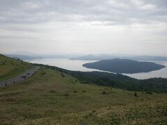 美幌峠からの屈斜路湖。左奥には斜里岳も見えています。