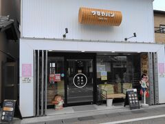 「まるい食パン専門店」さんは、北国街道沿いにあります。
まるい食パンの看板がインパクトありますね。
