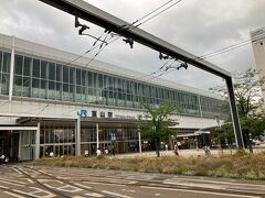 正面はＪＲ富山駅。手前～左側には富山地方鉄道の富山駅が隣接しています。
