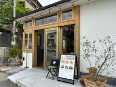 有馬温泉のバス停から徒歩15分(いや、もっとか？)
ようやくたどり着きましたっ。

『Brucke hostel＆cafe ARIMA Kobe』
宿泊施設も併設されたカフェです。
ここでモーニングを頂くぞぉ。