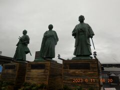 まず最初に高知駅前にある幕末の３志士像を見に来ました。左から武市半平太、坂本龍馬、中岡慎太郎の像で、意外と大きいです。