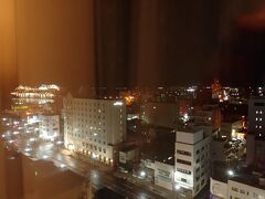 窓からのお部屋の窓からの夜景です。

わかりにくいですが・・・
左端のビルのようなものが・・停泊中の豪華客船。
青森県庁ＨＰによると「ダイアモンドプリンセス」だったみたい。
大きい～。