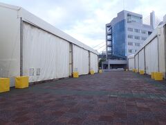 アスパム周辺は「青い海公園」
その一画にあるのは・・・？テント倉庫みたいだけど。
「ねぶたラッセランド」
毎年春から夏にかけて設置され青森ねぶた祭に出陣する大型ねぶたが
この中で制作される場所なんですって！
そうなんだ～。
今年も２週間ほど前に設置されたよう。