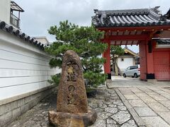 バスを降りてから15分ほど歩いて「六道珍皇寺」に到着。
小野篁が、あの世とこの世を行き来した場所と伝えられています。