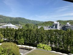 国立京都国際会館が見えます。
日本初の本格的な国際会議場として1966年に建てられたそう。
丹下健三氏の一番弟子だった方の設計だそうで、そういえばそんな感じ(^-^)