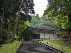 まずは金色堂へ。金色堂と讃衡蔵で800円です。
すべてが金箔で豪華！柱の夜光貝の細工が特にきれいでした。
混んでいなかったのでじっくり見ることができました(⁠^⁠^⁠)
