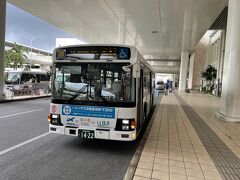 台風が近づいている影響でターミナルビルから出ると観光客が少ない…

那覇空港からバスに乗ります。
バスでの乗客は、自分一人…
那覇バスは、運転士が愛想がない…
ありがとうも言わない…
まだ大阪市営バスの運転士の方がマシ！
バスの運転士の件で1ヶ月後に乗った際にちょっとショッキングなことが起きるとは…



バスが出発して移動中に外は、台風の影響ですごい雨風が強い!?

途中のアウトレットモールあしびなーを通過して急にバスが停車!?
なんで、扉空けて長い間停車するのかと思いきや、
間違って自分の肘が、降車ボタンを押して停車したみたい…
やばい気まずい(-_-;)