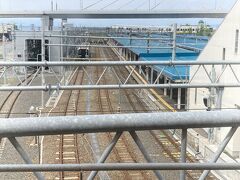 そんなバスで青森駅西口についてホットしました。
青森駅は改装中で、西口から東口を結ぶ通廊からは、昔ながら海峡に伸びる線路が見えます。
その先には連絡船八甲田丸が係留展示されてます。