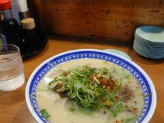 九州豚骨ラーメン大好きな私。九州豚骨とは全くことなる味わいでした。あっさりした優しいスープの中にコクもしっかりある。フライドオニオンがちょっとしたアクセントに。もやしもたっぷり。個人的には九州豚骨が好みです。大根のお漬物のサービスがありました。