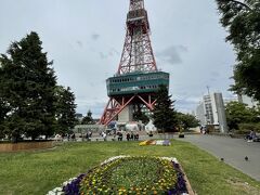 正面から、テレビ塔。
大通り公園はお花がたくさん植えられてますね。