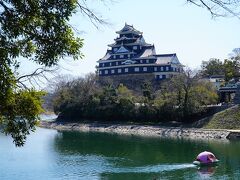 黒い城の岡山城。別名は烏城と呼び、隣の姫路の白い城と競っています。まあ岡山城の内部はコンクリート造りで、姫路城の伝統的な木造とは全く違いますが。
