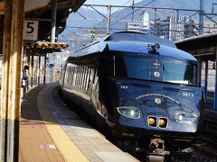 小倉駅で観光鉄道「36ぷらす3」に乗ります。「36ぷらす3」は毎週木曜日から月曜日まで5日間かけて九州を一周する観光鉄道です。本日の日曜日に小倉と博多間を通ります。博多まで1時間半の乗車で乗車券プラス4300円のグリーン券、「JR九州ネット予約」で事前予約します。