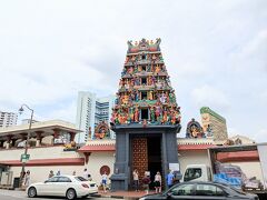 スリ・マリアマン寺院

14時20分
すぐ近くのヒンドゥー寺院・スリ・マリアマン寺院にやって来ました。
こちらは一転、シンガポール最古のヒンズー教寺院だそうです。

インド人街のヒンドゥー寺院に入れなかったので、こちらをお参りします。

