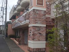 自由が丘へ移動し、フォトジェニックなこちらへ。ラ・ヴィータという商業施設。

お店での買い物をたのしむというより、写真を楽しむ人が多いです。かわいらしい建物をみながら歩ける街のような構成の商業施設です。