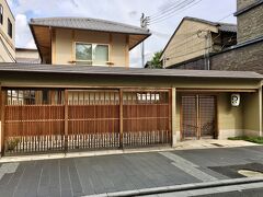 【京の別邸 MARU 和泉屋町】

木屋町通松原上ル。ずいぶん遅くなってしまったけれど，20日間にわたる特別派遣部隊の任務から戻って来たM君の慰労を兼ねた小旅行。今回はガラッと趣向を変えて，川床の付いた真新しい京町家をレンタルしました。非番のM君は17時前に到着。

『京の別邸 MARU 和泉屋町』を動画でどうぞ。
https://youtu.be/dQFmXzhe1ec

クチコミもご覧ください。
https://4travel.jp/dm_hotel_tips/15043423

西には木屋町通を挟んで高瀬川が流れ，東は直接，鴨川に面しています。夏場（5月～9月）には，設えられた納涼床を独占できるのが魅力。宿泊は最大6名まで，車2台分（車高2.０mまで）の駐車スペースもあります。最寄りのコンビニ（セブンイレブン京都河原町高辻店）まで徒歩1分(90m)。