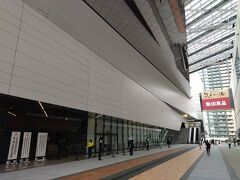 日本航空株式会社の「第74期定時株主総会」が開催される東京ガーデンシアターです。

東京ガーデンシアターは、2020年に湾岸エリアの「有明」に開業した東京屈指の規模を誇る劇場型イベントホールです。