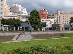 さて、ひと風呂あびてから飲みに出かけます！
北上川沿いにお店がいくつか並んでいて、そのひとつカフェ＆バル Toregonさんを予約していました。