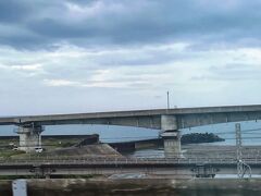 糸魚川駅付近は、日本海が間近に見える。