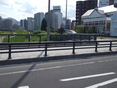豊平川。そしてこの橋は豊平橋。橋からはサイクリングロードがみえました。