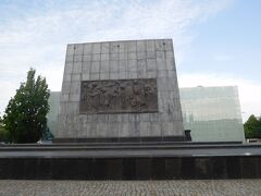 ワルシャワゲットー記念碑。