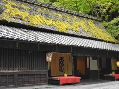 鳥居の先に見えているのが、江戸時代から続く鮎茶屋の平野屋です。