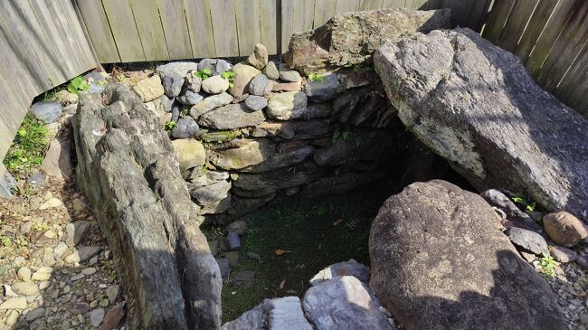 真田古墳。<br /><br />４世紀頃に作られたと言われる古墳です。<br />「この穴の向こうは大坂城に続いており、かつて真田幸村はこの抜け穴を使って戦場へ出向いた。」という伝説があることから、真田古墳と言われています。