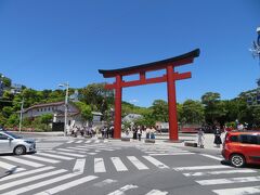 時刻は11時40分。
鶴岡八幡宮　三の鳥居前。