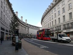 ○リージェントストリート

「ロンドンの街並み」でよく出てくる風景。
思わずシャッターを押していた。