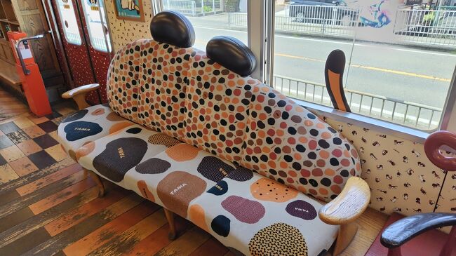 「たま電車」というそうです。<br />座席にはネコのソファーが。これ座るのためらわれるなｗ