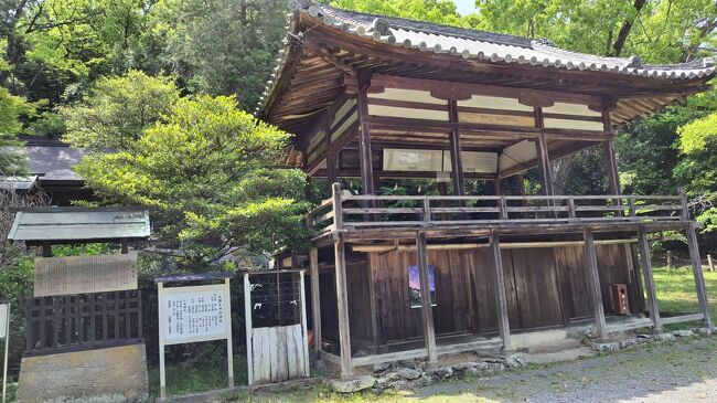 高床式のこの神楽殿が特徴的ではないかと思います。