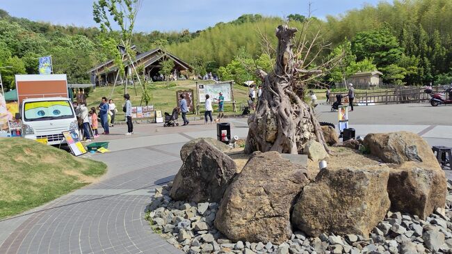 ランチは、道の駅・四季の郷公園。<br />前日は立ち寄ったものの車を停める場所がなく・・・