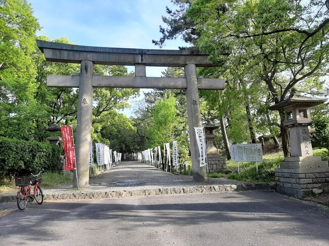 和歌山県護国神社も、和歌山城下にあります。<br /><br />テントと椅子が並べられていて、近いうちになにかイベントが行われそうな感じでした。