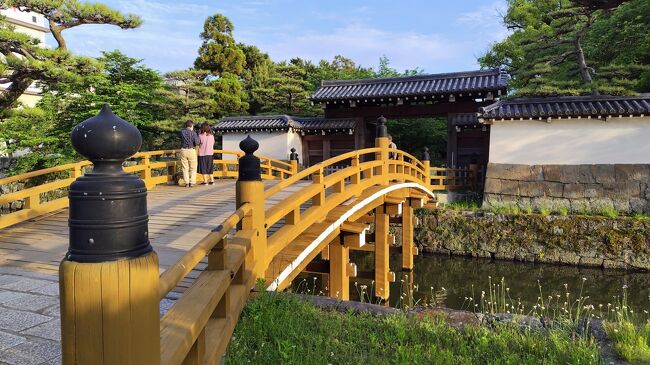 和歌山城の一の橋。<br /><br />１０分ぐらいずっとポーズ取って写真撮ってる輩がいました。<br />何度ポーズ取りなおしたって、顔は変わりません・・・