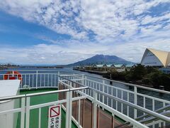 フェリーで桜島に渡ります。