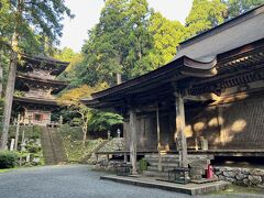 ●明通寺本堂

手前側の「明通寺本堂」が鎌倉時代にあたる1258年の再建、また、奥に見える「三重塔」も1270年に再建された建築物で、なんと両方とも国宝に指定されている貴重な文化財です。