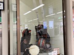 定刻の10時29分頃に北上駅に到着しました。

新幹線の改札内コンコースに、郷土芸能を再現した人形が飾られています。

郷土芸能その①『鹿踊（ししおどり）』