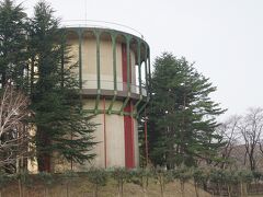 ●美山公園

今回の目的地、美山公園にやって来ました。
この建物は、水道塔。
展望台になっているようなので、上がってみます。