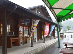 九頭竜湖駅には道の駅も併設されています。こちらでマイタケ弁当を購入し、腹ごなしです。