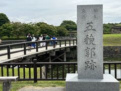 朝ご飯は自由市場の「すし雅」でお寿司を食べようと決めていたので、市電で新川町自由市場に先に行って、仕込み中のすし雅で予約（記入式で空き次第連絡くれるシステム）してから時間つぶしでまたまた市電に乗って五稜郭観光へ。
