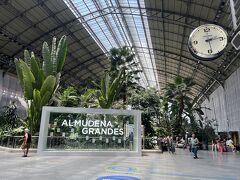 アトーチャ駅内には広い植物園？があり憩いの場所みたく気持ちのいい空間です。