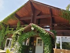 ベア・マウンテン近くのレストランで昼食を頂きます。