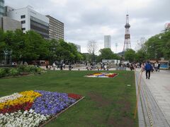 腹ごしらえの後は早速観光開始です。まずはブラブラ歩いて大通公園に行ってみました。広々としていて壮観です。