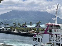 「よりみちクルーズ」で桜島に向かいます。
桜島へは通常15分の乗船時間で到着しますが、よりみちクルーズは、コースを大きく南に迂回し桜島と錦江湾の美しい景色を見ることができます。約50分の船旅です。

※よりみちクルーズは残念ながら2023年3月に運行終了したそうです。