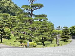 鹿児島本土に戻りフェリー乗り場からタクシーで約10分。「仙巌園」に向かいます。
仙巌園は島津家の別邸。桜島を望む雄大な庭園が美しい観光名所。