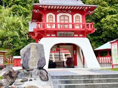 龍宮神社がある、ここ長崎鼻は竜宮伝説発祥の地とのこと。豊玉姫(乙姫様)を祀った神社。