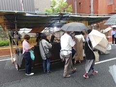 大平商店のいも天です。
朝早いのと雨天のためか、それほど並んでいません。

昨日行った、芋屋金次郎 卸団地店のそばの「とさのさとアグリコレット」でも買えたのですが、やはりこちらで買ってみたかったので我慢しました。