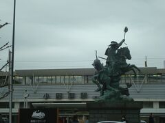 平日の午後、小田原駅西口を出発。歩いて小田原城山公園を目指します。